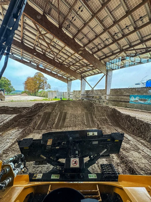 Chantier de terrassement en extérieur avec pelle hydraulique jaune en action