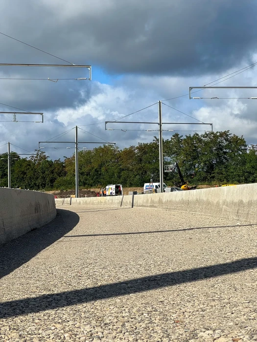 Chantier de construction d'infrastructure routière avec murs de soutènement en béton armé