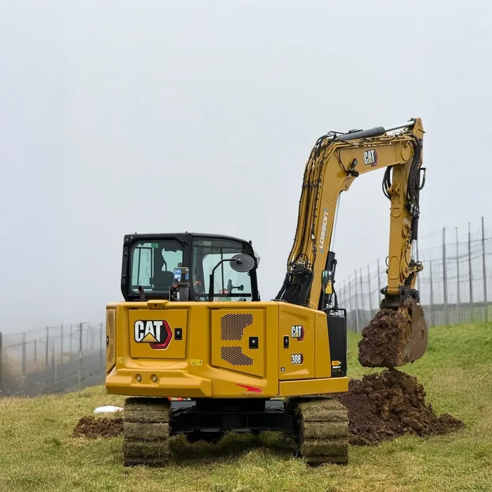 Scène extérieure d'entretien de pelouse avec personne conduisant tracteur tondeuse autoportée rouge sur gazon vert