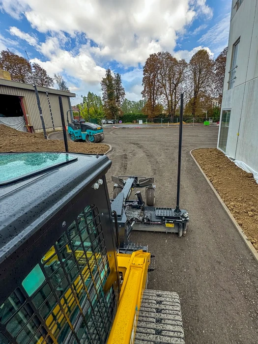 Chantier extérieur de construction avec engins de terrassement en activité