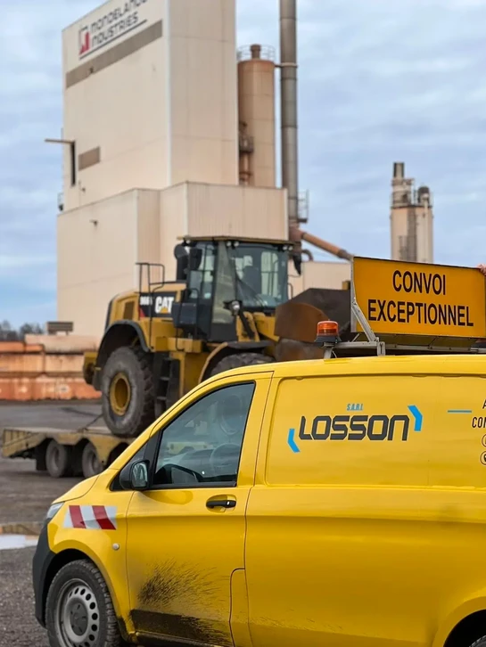 Scène extérieure sur aire d'entraînement moto avec cônes de signalisation