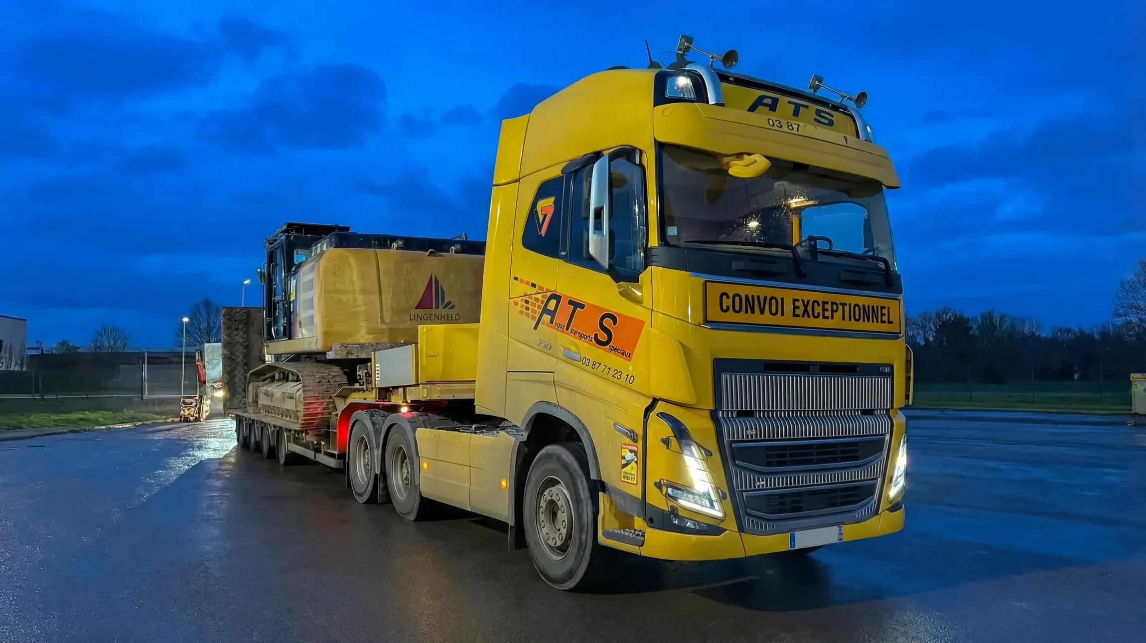 Camion rouge semi-remorque circulant sur autoroute au coucher du soleil, effet de vitesse visible par flou de mouvement au sol