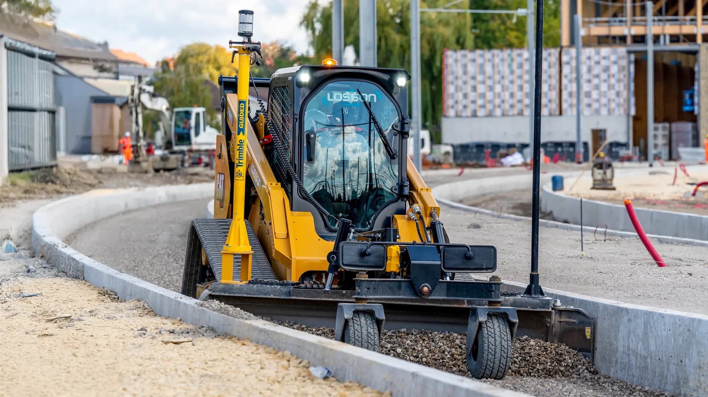Chantier de construction d'un pont routier au-dessus d'un cours d'eau, avec plusieurs arches en béton armé partiellement achevées
