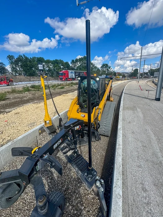Une pelle sur un chantier de construction de route