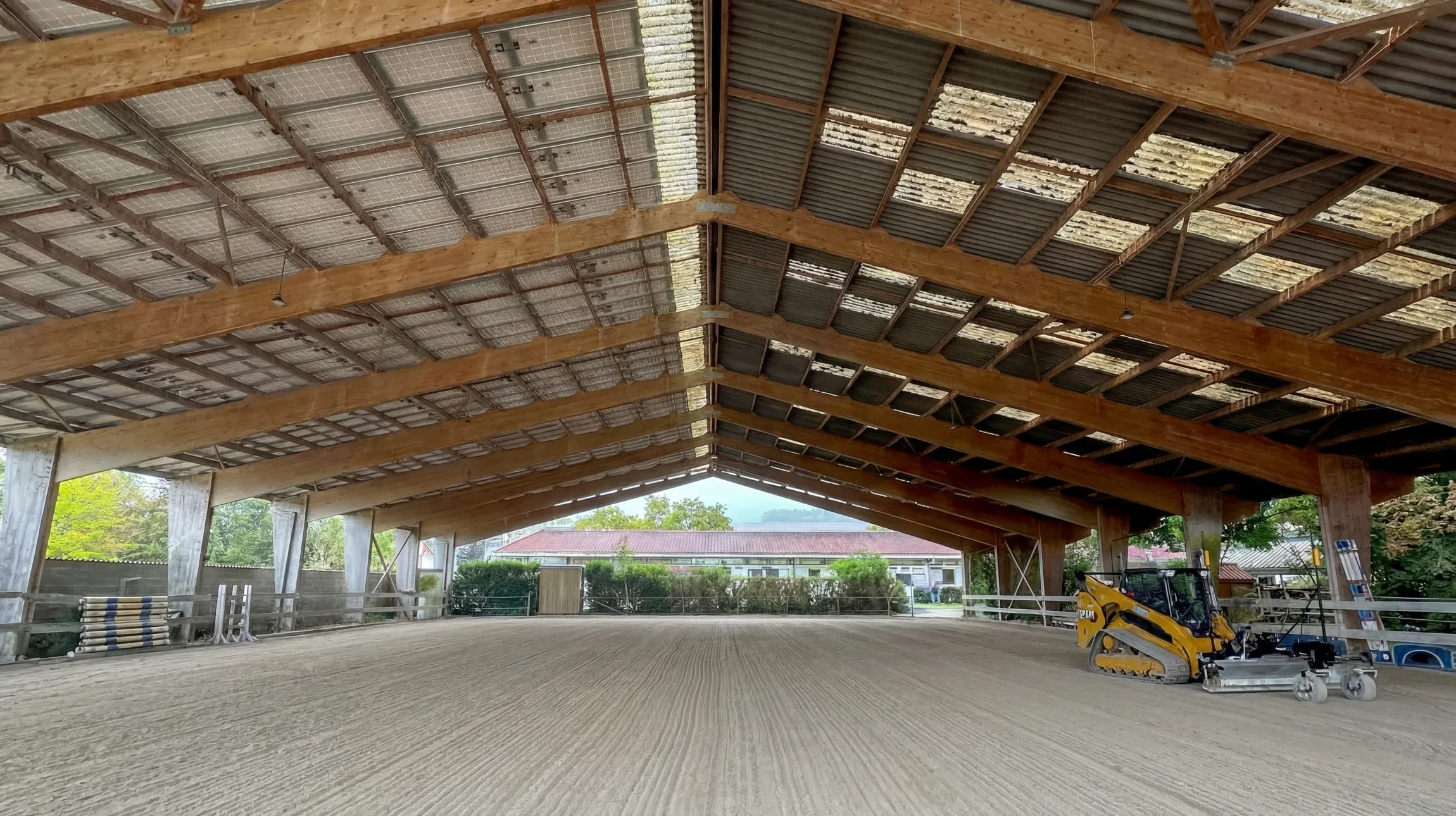 Grande surface industrielle en cours de finition avec sol en b&eacute;ton poli hautement r&eacute;fl&eacute;chissant