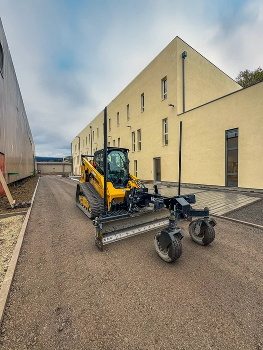 Chantier de terrassement en extérieur avec pelleteuse hydraulique CAT 308 en action