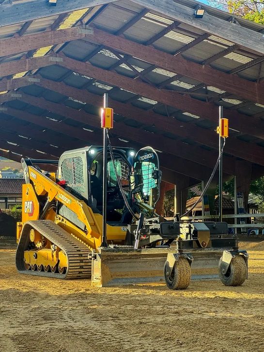 Deux ing&eacute;nieurs en casque dur portant la s&eacute;curit&eacute; en utilisant un ordinateur portable pour la planification d'un projet