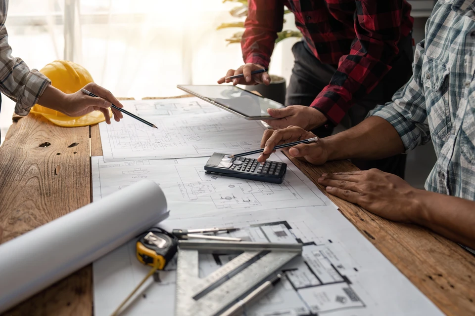 Deux ing&eacute;nieurs en tenue de s&eacute;curit&eacute; discutent sur un chantier de terrassement