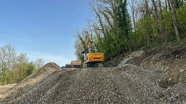 Gros plan sur une pelle sur le chantier