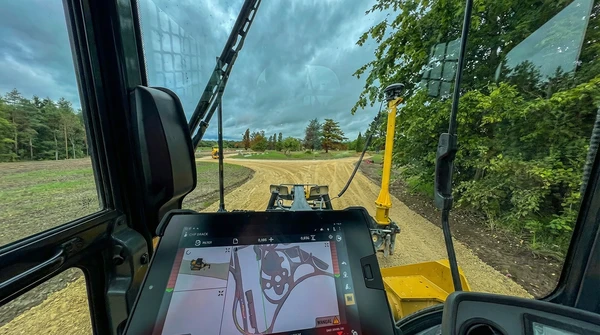 Chantier de construction routi&egrave;re en ext&eacute;rieur avec engins de travaux publics sur route asphalt&eacute;e