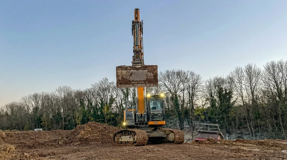 Entrep&ocirc;t logistique avec travailleur en gilet de s&eacute;curit&eacute; orange consultant une tablette num&eacute;rique