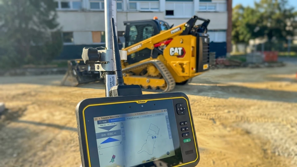 Personne en costume travaillant sur tablette tactile dans environnement de bureau moderne