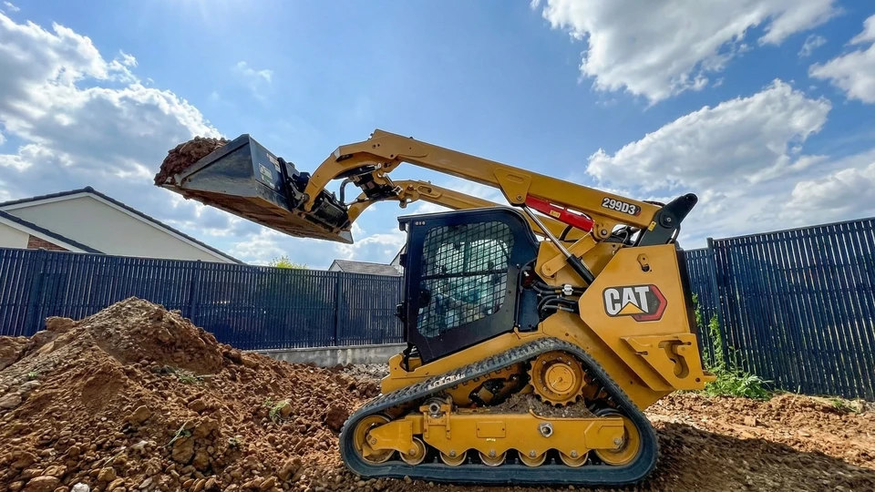 L'échelle en bois d'occasion, l'échafaudage mobile et la plate-forme de levage de ciseaux sont garés sur un chantier de construction intérieur