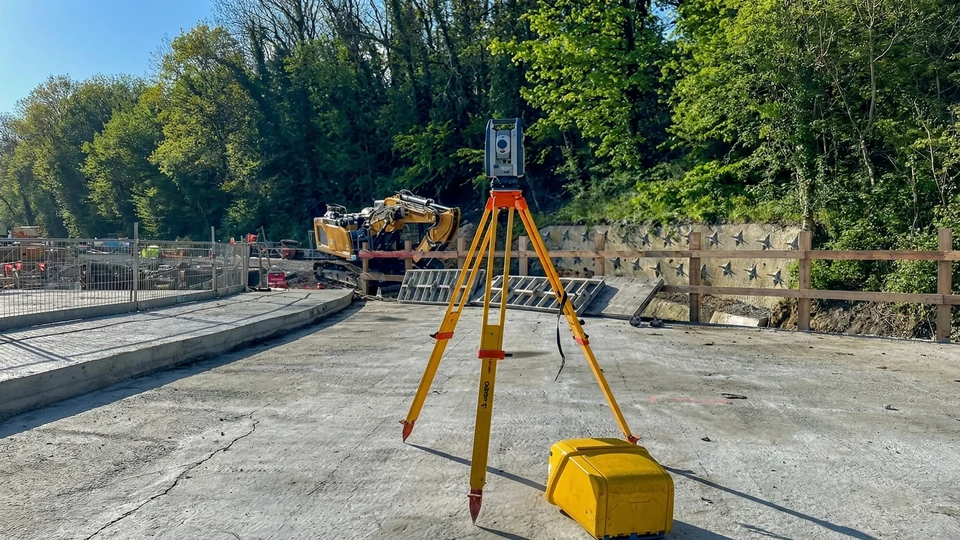 Rangée d'excavatrices hydrauliques jaunes stationnées en extérieur sous ciel bleu avec palmiers en arrière-plan